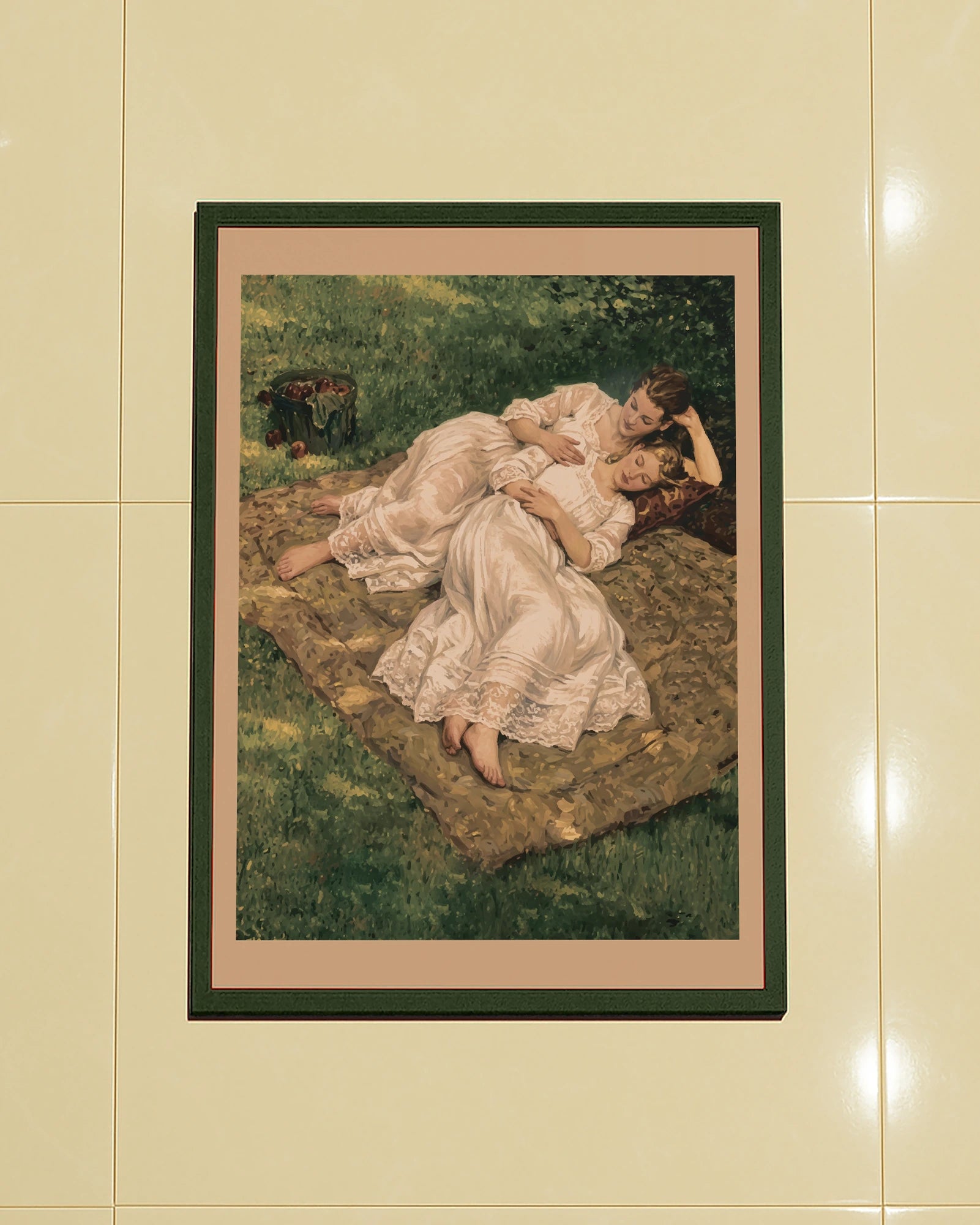 En tavla med två lesbiska kvinnor i den viktorianska eran, liggandes och kramandes på en filt i en park, sommartid.