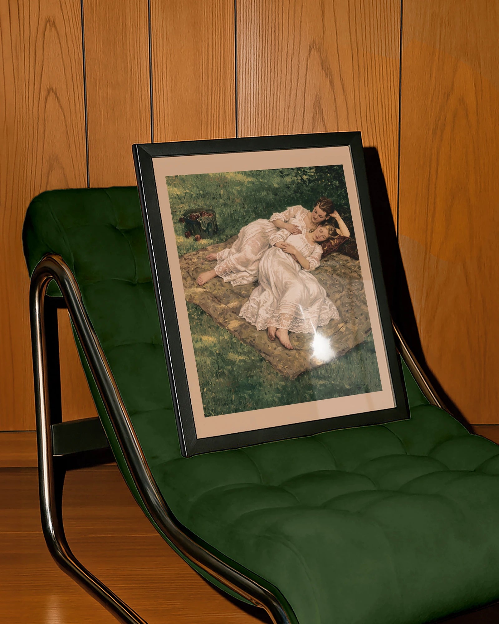 En tavla med två lesbiska kvinnor i den viktorianska eran, liggandes och kramandes på en filt i en park, sommartid.