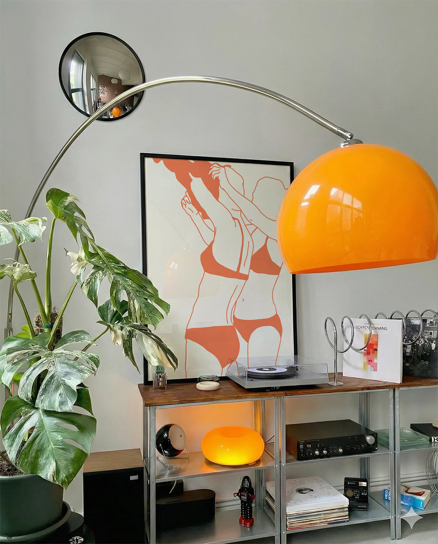 En poster som föreställer ett lesbiskt par i bikini som klär av varann, i en minimalistisk, linjerad stil.