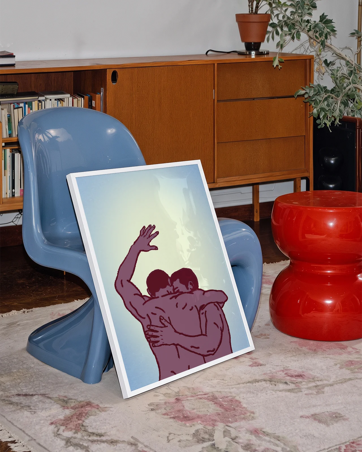 Postern visar två män i en omfamning, illustrerad i en linjestil mot en ljus bakgrund.