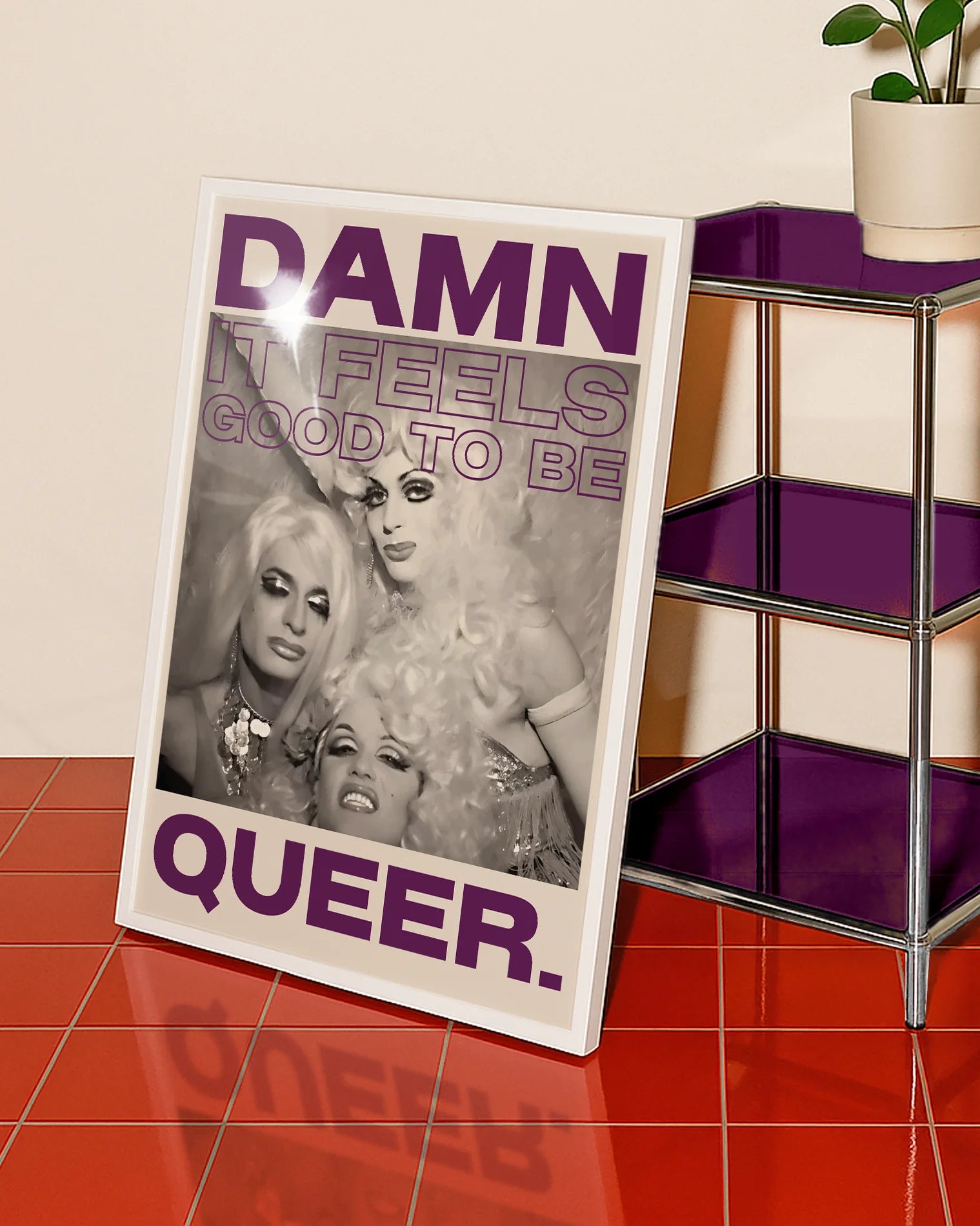 Postern föreställer tre dragqueens i en vintage fotografi-stil med texten ' DAMN IT FEELS GOOD TO BE QUEER.'