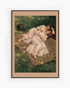 En tavla med två lesbiska kvinnor i den viktorianska eran, liggandes och kramandes på en filt i en park, sommartid.