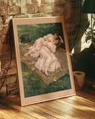 En tavla med två lesbiska kvinnor i den viktorianska eran, liggandes och kramandes på en filt i en park, sommartid.