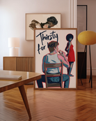 En poster som föreställer en butchflata som dricker ur en juicebox, sittandes på en stol. Framför henne står en vacker kvinna med ett sug i blicken, tillsammans med texten 'Thirsty for her'.