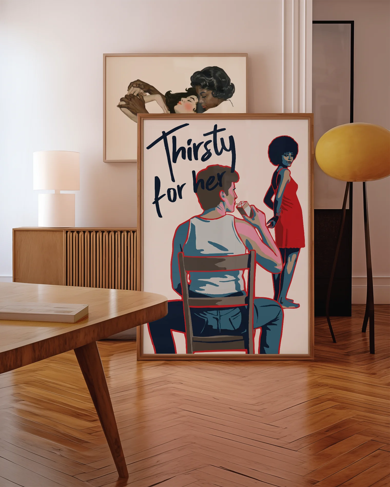 En poster som föreställer en butchflata som dricker ur en juicebox, sittandes på en stol. Framför henne står en vacker kvinna med ett sug i blicken, tillsammans med texten 'Thirsty for her'.