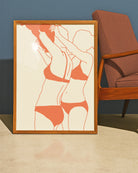 En poster som föreställer ett lesbiskt par i bikini som klär av varann, i en minimalistisk, linjerad stil.