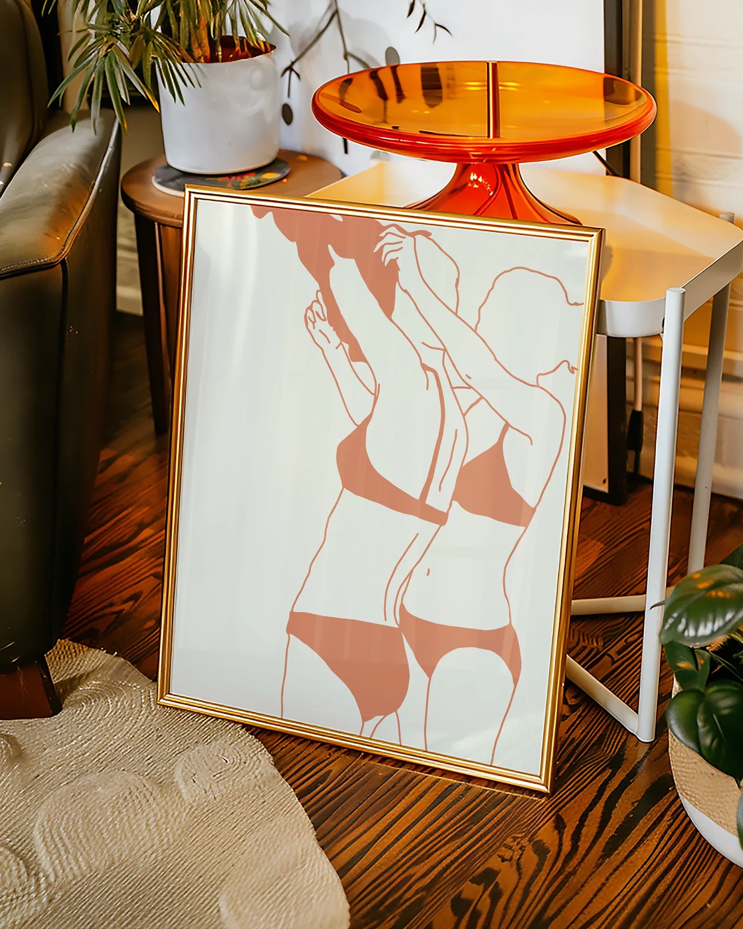 En poster som föreställer ett lesbiskt par i bikini som klär av varann, i en minimalistisk, linjerad stil.