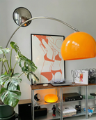 En poster som föreställer ett lesbiskt par i bikini som klär av varann, i en minimalistisk, linjerad stil.